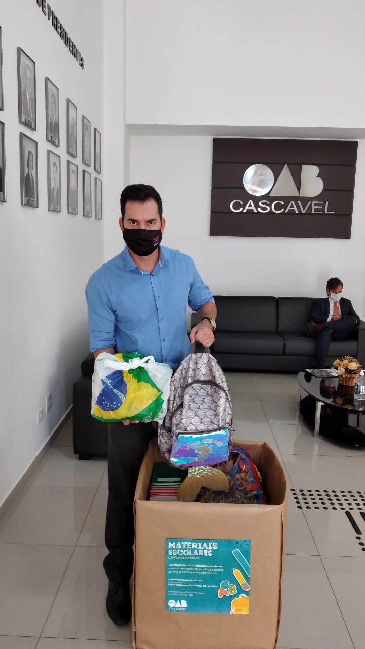 Jornalistas doam materiais escolares à OAB Cascavel